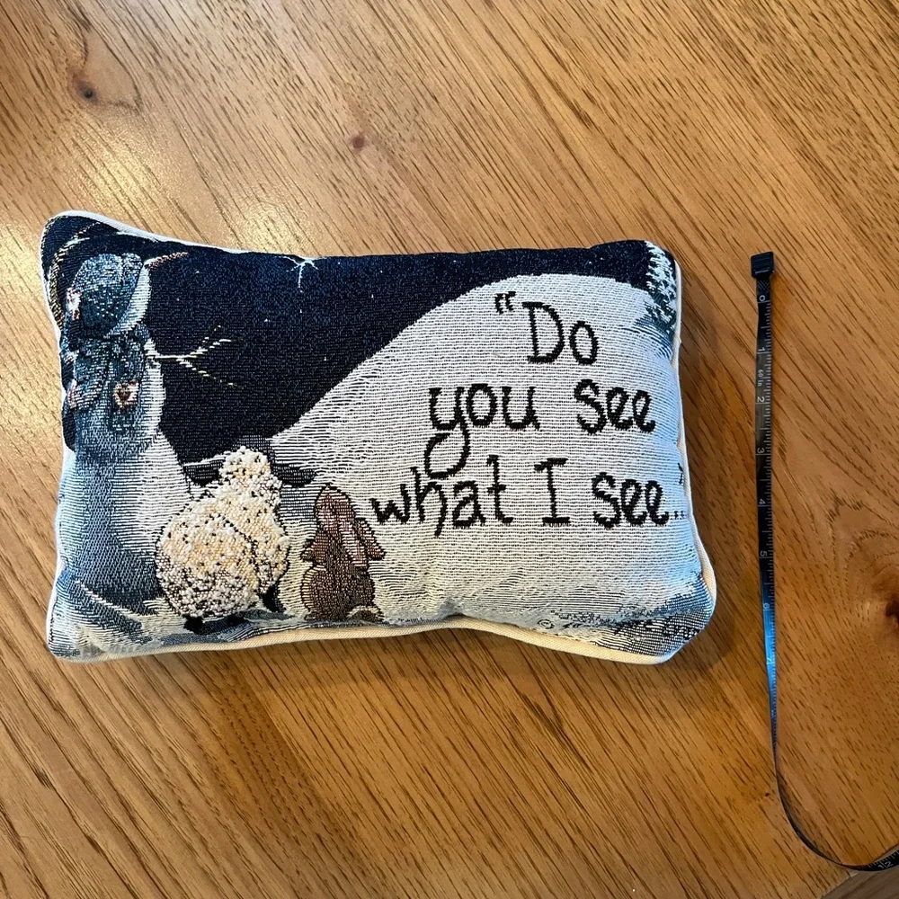 Throw Pillow Winter Do you see what I see?